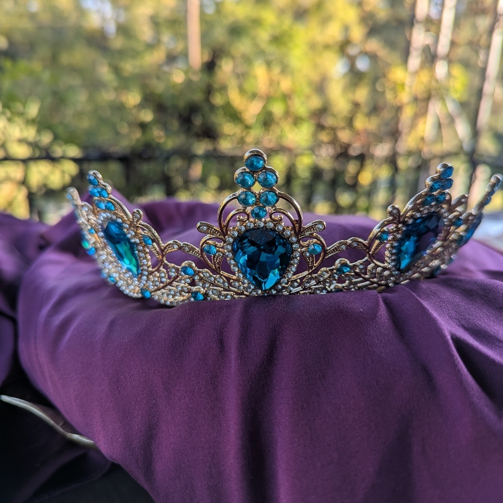 NWT 🦚 Raja Rapture Tiara 👑 WHITE & large pear AQUAMARINE CZs in GOLD SWORLS 🦚